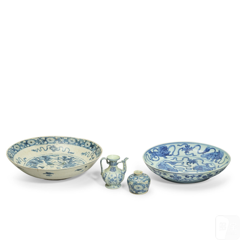 明 青花盤兩件、執壺及小罐 | TWO BLUE AND WHITE DISHES, AN EWER AND A JARLET - 图2
